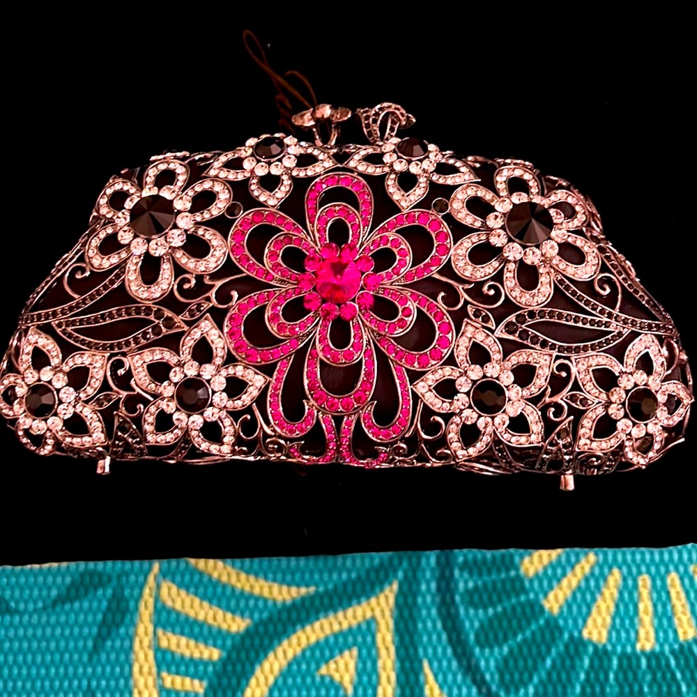 ❤️SALE❤️New in box Joan Boyce Eve Crystal black and fuchsia clutch